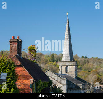 Forest Row, East Sussex, England. Turm der Pfarrkirche der Heiligen Dreifaltigkeit. Stockfoto