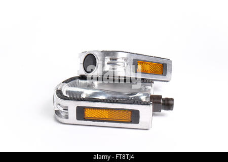 Zwei Fahrradpedale Aluminium gestapelt auf einem anderen Stockfoto