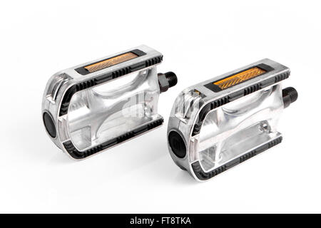 Zwei Fahrradpedale Aluminium stehen auf weißen Fläche Stockfoto