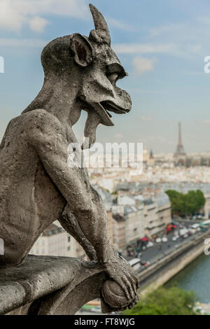 Gargoyle auf Kathedrale Notre Dame und Blick auf die Stadt (Eiffelturm im Hintergrund), Paris, Frankreich Stockfoto