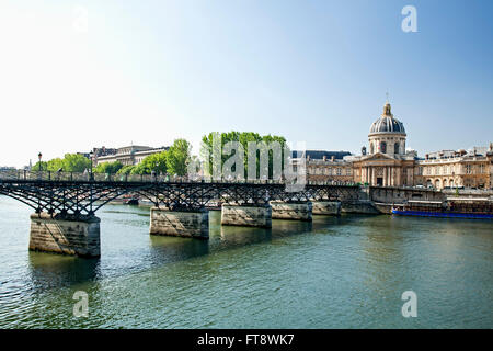 Ufer und Pont des Arts (Brücke der Künste) führt zu Institut de France, Paris, Frankreich Stockfoto