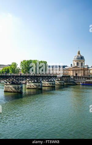 Ufer und Pont des Arts (Brücke der Künste) führt zu Institut de France, Paris, Frankreich Stockfoto