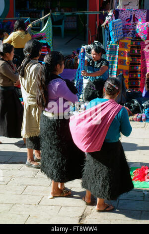 Frauen in traditioneller schwarzer Wolle Röcken am Sonntag Markt in San Juan Chamula in der Nähe von San Cristobal de Las Casas, Chiapas, Mexiko Stockfoto