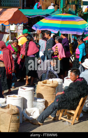 Sonntagsmarkt in San Juan Chamula in der Nähe von San Cristobal de Las Casas, Chiapas, Mexiko Stockfoto