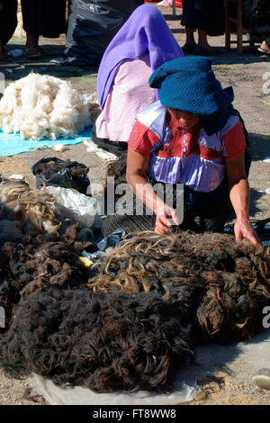 Pfähle aus schwarzer Wolle zum Verkauf an den Sonntag Markt in San Juan Chamula in der Nähe von San Cristobal de Las Casas, Chiapas, Mexiko Stockfoto