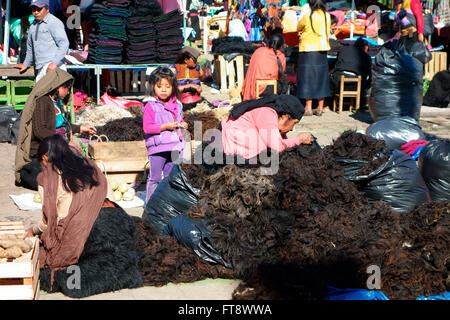 Pfähle aus schwarzer Wolle zum Verkauf an den Sonntag Markt in San Juan Chamula in der Nähe von San Cristobal de Las Casas, Chiapas, Mexiko Stockfoto