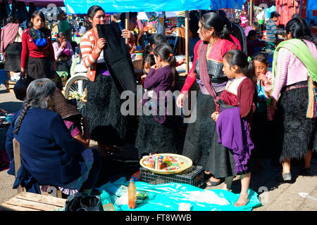 Sonntagsmarkt in San Juan Chamula in der Nähe von San Cristobal de Las Casas, Chiapas, Mexiko Stockfoto