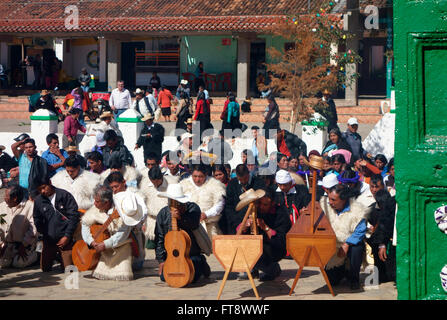 Dorf-Band, Sonntag religiöse Zeremonie in San Juan Chamula in der Nähe von San Cristobal de Las Casas, Chiapas, Mexiko Stockfoto