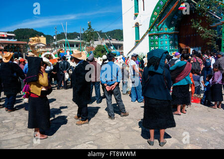 Lokale Leute vor der Kirche in San Juan Chamula in der Nähe von San Cristobal de Las Casas, Chiapas, Mexiko Stockfoto