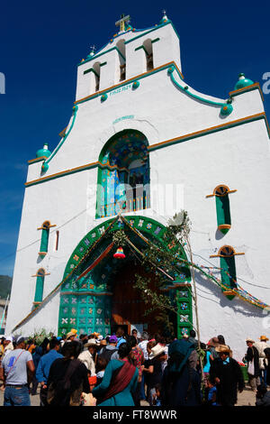 Lokale Leute versammeln sich für Sonntag religiöse Zeremonie in San Juan Chamula in der Nähe von San Cristobal de Las Casas, Chiapas, Mexiko Stockfoto
