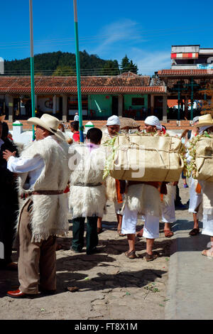 Sonntag religiöse Zeremonie in San Juan Chamula in der Nähe von San Cristobal de Las Casas, Chiapas, Mexiko Stockfoto