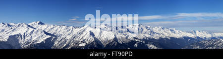 Großen Panoramablick auf schneebedeckte Berge im sonnigen Tag. Kaukasus-Gebirge. Svaneti Region Georgiens. Stockfoto