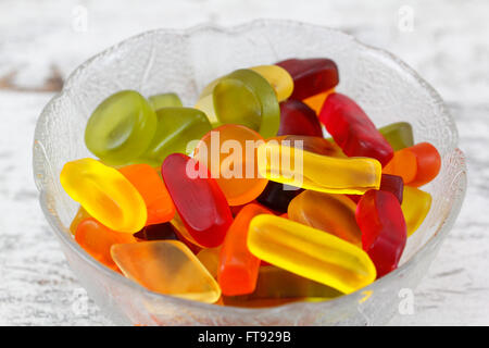 Süßes Gelee Bonbons in einer Glasschale Stockfoto