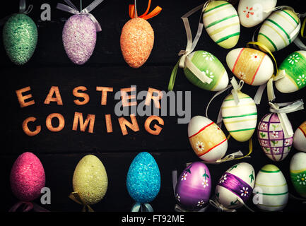 Ostern kommenden Konzept mit bunten Eiern auf hölzernen Hintergrund, selektiven Fokus Stockfoto