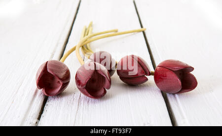 Fünf rote Tulpen auf weißem Holz Hintergrund Stockfoto