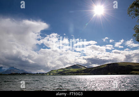 Lake Hayes in der Nähe von Queentown an einem stürmischen Tag, Otago, Südinsel, Neuseeland Stockfoto