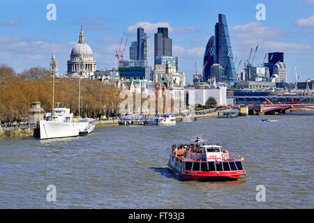 London, England, Vereinigtes Königreich. City Cruises Touristenboot auf der Themse Stockfoto