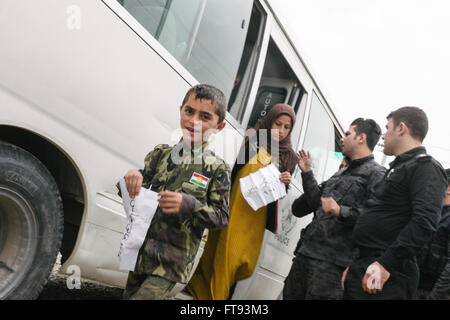 Flüchtlinge in Irakisch-Kurdistan camp - 15.03.2016 - Irak / Irakisch-Kurdistan - Hunderte von Bettlern Flüchtlingen, vor allem Kinder sind Stockfoto