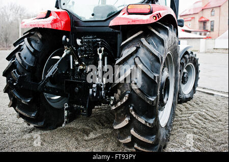 Räder der Rückansicht des neuen Traktors im verschneiten Wetter Stockfoto