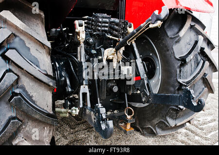 Räder der Rückansicht des neuen Traktors im verschneiten Wetter Stockfoto