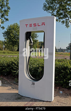 Ein Tesla (Kompressor) Ladestation in Zevenaar, Niederlande. Stockfoto