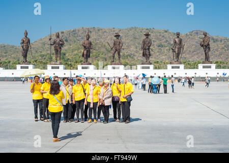 Thailändische Touristen besuchen Rajabhakti Park in Hua Hin, Thailand Stockfoto