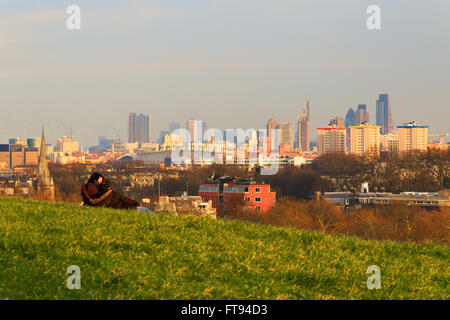 Ein paar und die malerische Aussicht auf London Stadtbild vom Primrose Hill Park aus gesehen Stockfoto