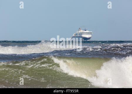 Eine Fähre der Color Line SuperSpeed-Klasse kommt bei Hirtshals aus Norwegen. Stockfoto