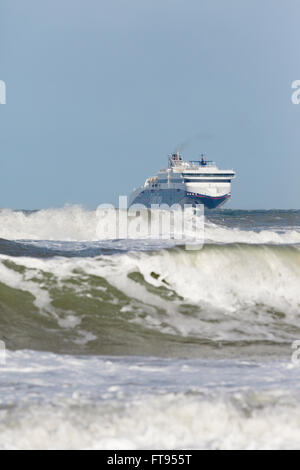 Eine Fähre der Color Line SuperSpeed-Klasse kommt bei Hirtshals aus Norwegen. Stockfoto