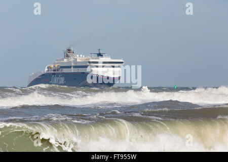 Eine Fähre der Color Line SuperSpeed-Klasse kommt bei Hirtshals aus Norwegen. Stockfoto