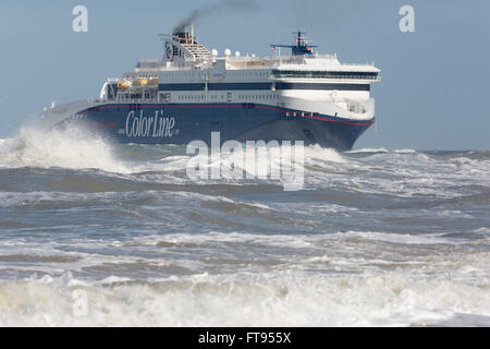 Eine Fähre der Color Line SuperSpeed-Klasse kommt bei Hirtshals aus Norwegen. Stockfoto