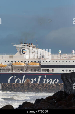 Eine Fähre der Color Line SuperSpeed-Klasse kommt bei Hirtshals aus Norwegen. Stockfoto