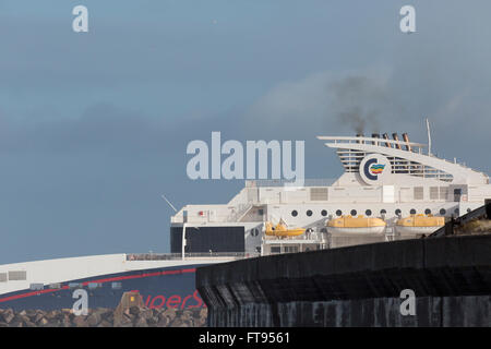 Eine Fähre der Color Line SuperSpeed-Klasse kommt bei Hirtshals aus Norwegen. Stockfoto