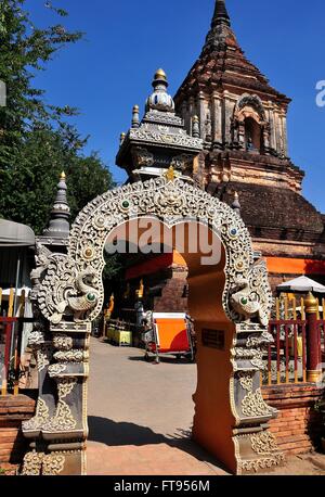 Chiang Mai, Thailand: Jahrhundertealte große Ziegel und Stein Chedi und kunstvoll geschnitzten Eingang Tor am Wat Lok Molee * Stockfoto