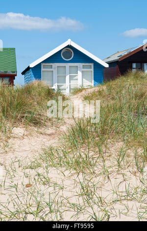 Strandhütten in den Sanddünen an Mudeford Sandbank, Hengistbury Head, in der Nähe von Christchurch, Dorset Stockfoto