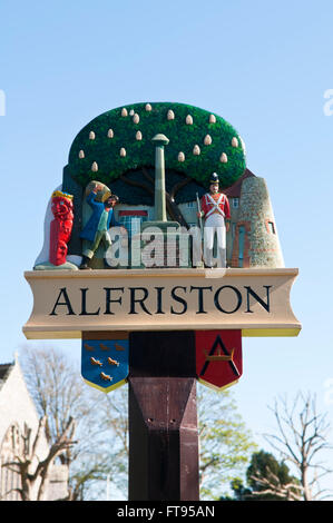 Das Dorf Schild am Touristenort, UK, einen beliebten Ort bei Touristen und Busreisen durch attraktive Altbauten Stockfoto