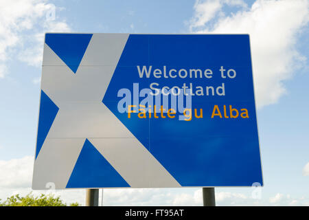 Herzlich Willkommen Sie in Schottland Schild an der A68-Straße zwischen der Scottish Borders und Northumberland Stockfoto