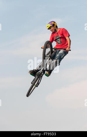 BMX Biker in der Luft durchführen Dirt Jumping Stockfoto