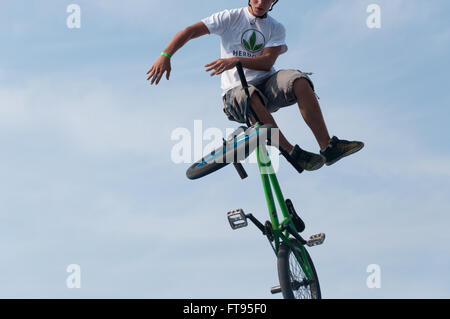 Junge männliche BMX biker Springen mitten in der Luft. Kopieren Sie Platz. Stockfoto