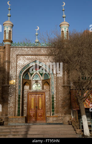 Ansicht der islamischen Moschee im Wohngebiet in der alten Stadt Kashgar, Xinjiang, China Stockfoto