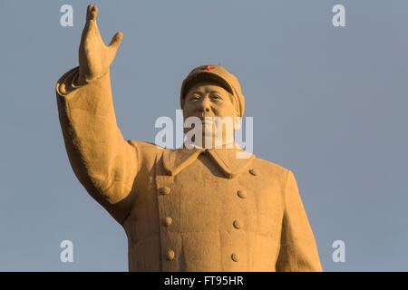 Blick auf Freiheitsstatue Chinas ehemaligen Vorsitzenden Mao Zedong in der Altstadt von Kashgar, China Stockfoto