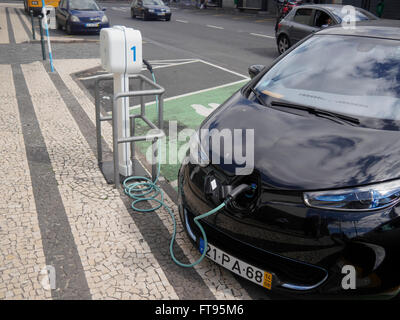 Elektroauto aufgeladen an öffentlichen Ladestationen, Madeira, Portugal, März 2016 Stockfoto