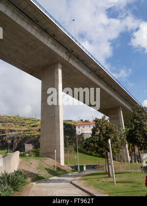 Santa Cruz, Straße gebaut auf Pfählen, Madeira, März 2016 Stockfoto