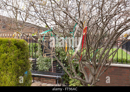 West-Belfast, Nordirland. 25. März 2016. Bänder, angeschlossen an einen Baum im Garten der Erinnerung D-Company.  Die Vorbereitungen haben begonnen, zum Gedenken an den 100. Jahrestag der Easter Rising auf Kredit-Sonntag, 27. März 2016: Bonzo/Alamy Live News Stockfoto