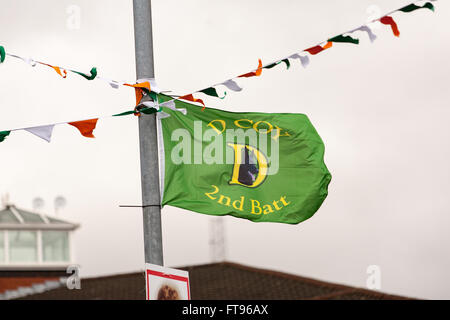 West-Belfast, Nordirland. 25. März 2016.  D-Company-Flagge in der Vorbereitung für das Gedenken an den 100. Jahrestag der Easter Rising auf Sonntag, 27. März 2016 Kredit: Bonzo/Alamy Live-Nachrichten Stockfoto