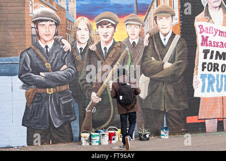 West-Belfast, Nordirland. 25. März 2016. Ein Tourist ein Wandbild an der internationalen Wand zu betrachten. TIS ist Teil der Vorbereitung für das Gedenken an den 100. Jahrestag der Easter Rising auf Kredit-Sonntag, 27. März 2016: Bonzo/Alamy Live News Stockfoto