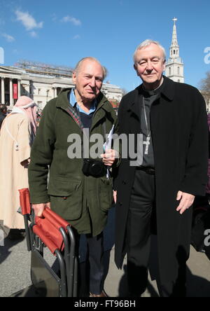 London, UK. 25. März 2016. Unter einem strahlend blauen Himmel und Sonnenschein, die Leidenschaft des Jesus-Show produziert durch Sir Peter Hutley. rechts, hier zu sehen mit dem Erzbischof von Westminster. Kardinal Vincent Nichols, links, in Trafalgar Square Karfreitag Credit: Paul Quezada-Neiman/Alamy Live News Stockfoto