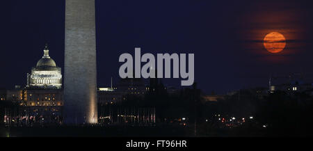 Washington, DC, USA. 23. März 2016. WASHINGTON, DC - 23 März: Der Vollmond steigt hinter den Denkmälern in der National Mall. © Oliver Contreras/ZUMA Draht/Alamy Live-Nachrichten Stockfoto