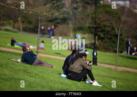 Nord-London, UK. 25. März 2016. Leute sitzen, Wandern, bewundern Sie die Aussicht und machen zu lesen, das Beste aus einem Tag feine Sonnenstrahlen im Alexandra Palace in Nord-London am Karfreitag - starten von Ostern Wochenende von Feiertagen Credit: Dinendra Haria/Alamy Live News Stockfoto