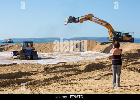 Bournemouth, Dorset, UK 25. März 2016. Strand Nachschub funktioniert weiterhin zwischen Bournemouth and Boscombe um die Strände in Tip Top Zustand bereit für den Sommer Credit: Carolyn Jenkins/Alamy Live News Stockfoto